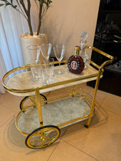 עגלה זהב עם שיש לבן